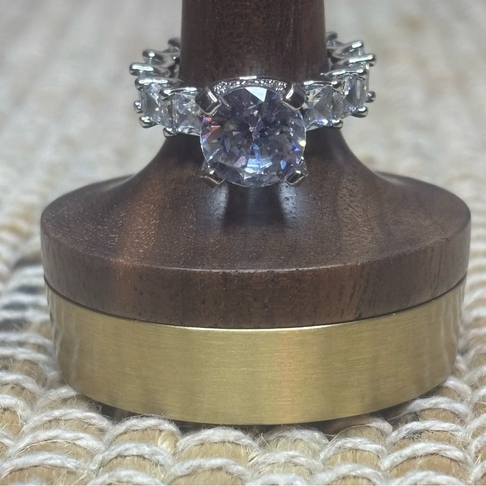 Round Brilliant Cut CZ Silver Tone Wedding Band Costume Fashion Ring Size 5.5